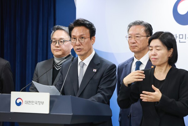 김민석 국무총리(왼쪽 두번째)가 18일 정부서울청사에서 '론스타 국제투자분쟁(ISDS) 취소 신청'과 관련해 긴급 브리핑하고 있다. 김 총리 오른쪽은 정성호 법무부 장관. [사진=연합]