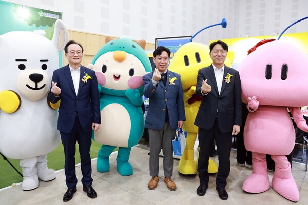 19일 대전컨벤션센터에서 열린 ‘2025 KB굿잡 대전일자리 페스티벌’에서 (왼쪽부터) 이환주 KB국민은행장, 김영훈 고용노동부 장관, 최성아 대전광역시 정무경제과학부시장이 기념촬영을 하고 있다. [사진=KB국민은행]