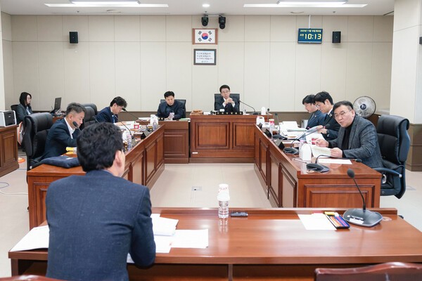 용인특례시의회 도시건설위원회는 지난 18일 안전정책관과 재난대응담당관, 도시기획단, 주택국 등을 대상으로 행정사무감사를 벌였다. [사진=용인특례시의회]