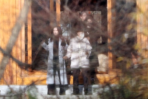 19일 오전 경기도 용인시 호암미술관 인근 선영에서 열린 호암 이병철 삼성 창업회장 38주기 추도식에 홍라희 삼성미술관 리움 명예관장, 이부진 호텔신라 사장, 이서현 삼성물산 사장이 참석해 있다. [사진=연합]