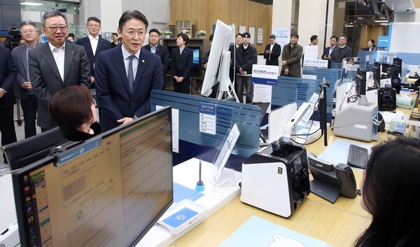 정상혁 신한은행장(뒷편 왼쪽)과 권대영 금융위원회 부위원장(오른쪽)이 '오프라인 오픈뱅킹·마이데이터 서비스 시연행사'에서 직원설명을 듣고 있다. [사진=신한은행]