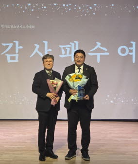 김진명 경기도의원(우측). [사진=경기도의회]