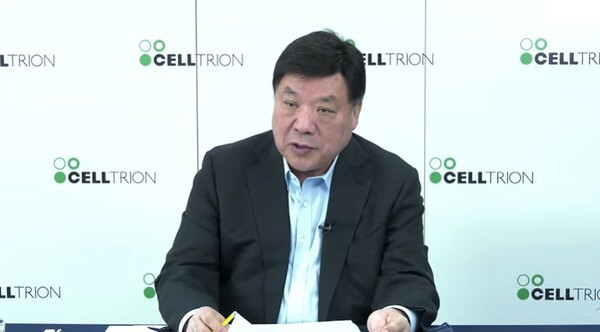 19일 온라인 간담회에서 발표하는 서정진 셀트리온 회장. [사진=셀트리온 유튜브 캡처]