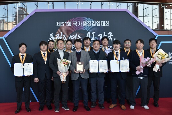 콜마비앤에이치가 ‘제51회 국가품질경영대회’에서 품질경쟁력우수기업으로 선정된 가운데, 콜마비앤에이치 임직원들이 기념촬영을 진행했다. [사진=콜마BNH]