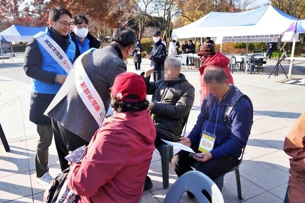 우리은행은 서민금융진흥원(서금원)과 함께 서민·취약계층 불법 사금융 피해 예방과 정책서민금융 지원제도 홍보를 위한 ‘불법 사금융 No! 릴레이 홍보 캠페인’을 추진한다고 20일 밝혔다. [사진=우리은행]