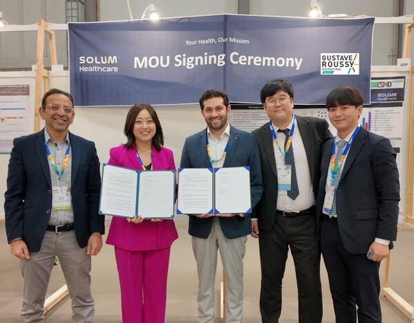 (왼쪽부터) 아흐메드 압델아지즈(Ahmed Abdelaziz) 아인샴스대학병원 종양학 교수, 김지희 솔루엠헬스케어 대표, 아흐마드 몰시(Ahmad Morsy) 구스타브 루시 인터내셔널 이집트 병원 매니징 디렉터(종양내과 전문의). [사진=솔루엠헬스케어]