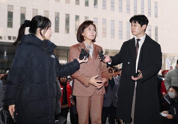 국민의힘 나경원 의원이 20일 '국회 패스트트랙 충돌' 1심 선고 공판 참석을 위해 서울 양천구 서울남부지방법원에 들어서며 취재진 질문에 답하고 있다. [사진=연합]