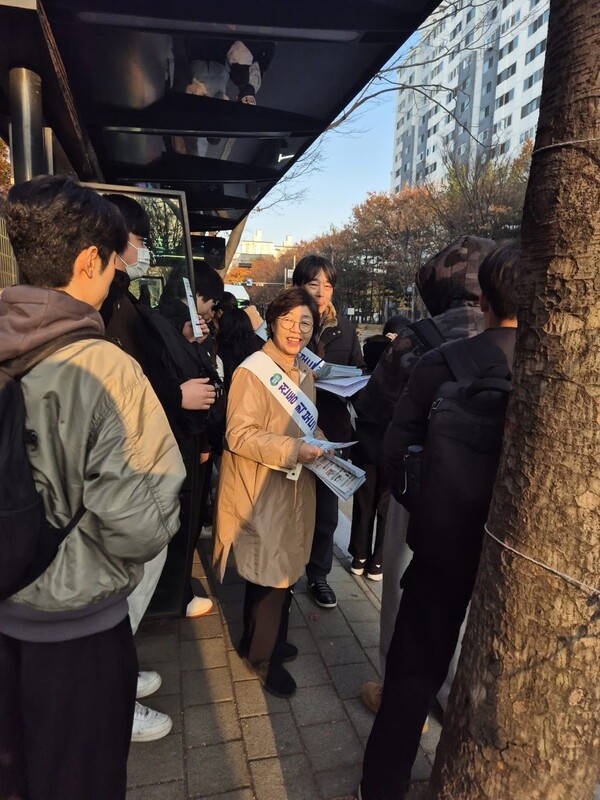 박옥분 경기도의회 건설교통위원회 의원은 19일 동남보건대 인근에서 열린 '개인형 이동장치 안전문화 캠페인'에 참여했다. [사진=경기도의회]