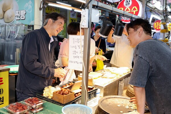 고양특례시가 3조 4218억 원 규모의 내년도 예산안을 21일 고양시의회에 제출했다. 예산안은 민생 안정과 미래 성장에 방점을 뒀다. [사진=고양특례시]