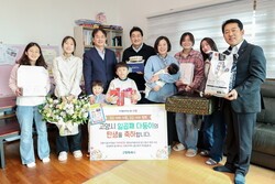 이동환 고양시장이 일곱째 자녀를 출산한 가정을 축하 방문했다. [사진=고양특례시]