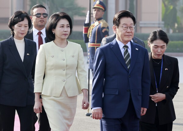 이집트 공식 방문을 마친 이재명 대통령과 김혜경 여사가 21일(현지시간) 남아공 주요 20개국(G20) 정상회의 참석을 위해 카이로 국제공항에서 공군 1호기로 향하고 있다. [사진=연합]