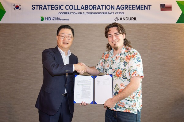 최근 서울 중구 웨스틴 조선호텔에서 HD현대중공업 주원호 사장(사진 왼쪽)과 안두릴 팔머 럭키 공동 설립자가 ASV 설계 및 건조계약을 체결하는 모습[사진=HD현대]