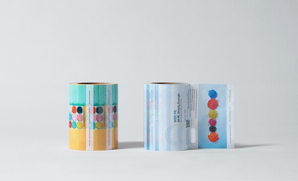 LG화학의 유니커블(UNIQABLE™) 소재로 만든 초박막 필름(MDO PE) 연출[사진=LG화학]