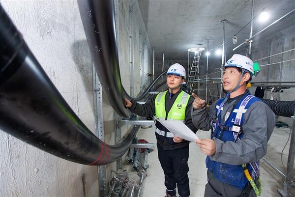 LS전선 직원이 세계 최대 송전 용량인 500kV급 HVDC 케이블이 투입되는 동해안-신가평 시공 현장을 점검하고 있다[사진=LS전선]