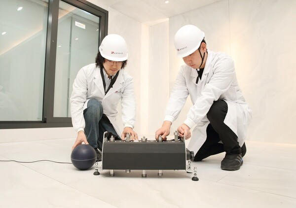 서울 마곡에 위치한 LX하우시스 연구소에서 연구원들이 바닥충격음 테스트를 진행하고 있는 모습.[사진=LX하우시스]