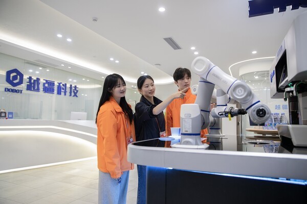 지난 20일부터 23일까지 중국 심천에서 진행된 미래에셋 박현주재단의 '제26회 글로벌 문화제험단' 참여자 및 관계자들이 기념사진을 촬영하고 있다. [사진=미래에셋박현주재단]