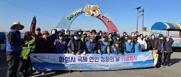 경기도경제과학진흥원이 지난 21일 화성시 서신면 백미리 해안에서 '2025 경기바다 함께해(海)' 4분기 해양정화 활동을 진행했다. [사진=경과원]