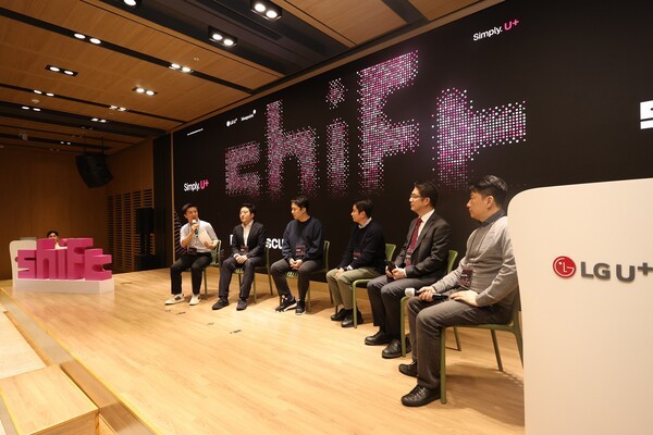 LG유플러스가 기술 경쟁력을 갖춘 국내 AI 스타트업의 성장과 글로벌 진출을 지원한다. 홍범식 대표(왼쪽)이 쉬프트 2기에 선발된 스타트업 대표와 기념사진을 촬영하는 모습.