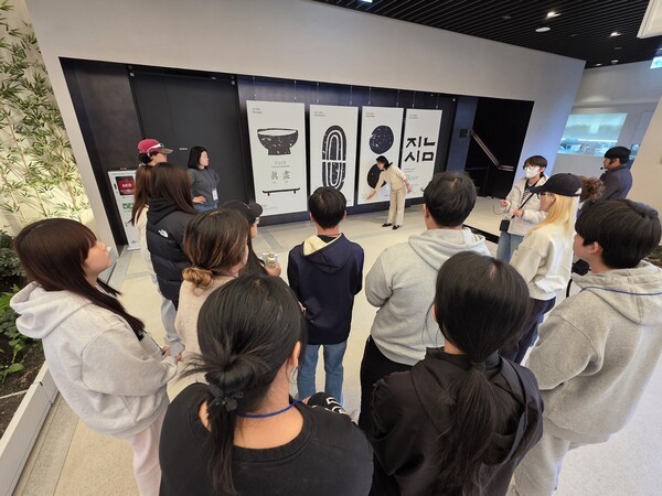 교촌에프앤비, 이주배경 청소년·성인 대상 ‘기업탐방’ 프로그램 성료... 외식산업 현장 체험으로 진로 탐색 응원. [사진=교촌에프앤비]