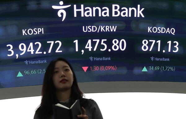  25일 서울 중구 하나은행 딜링룸 현황판에 코스피 지수 등이 표시되고 있다. [사진=연합]