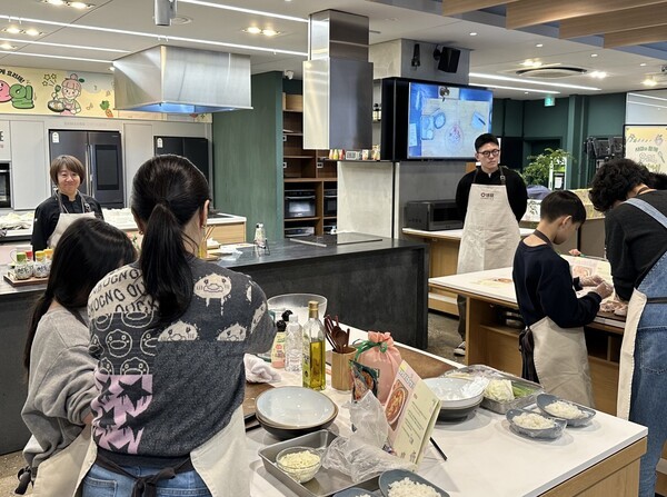 샘표, 교육 격차 해소 위한 학습지원 아동 대상 ‘즐요일’ 쿠킹클래스 운영. [사진=샘표]
