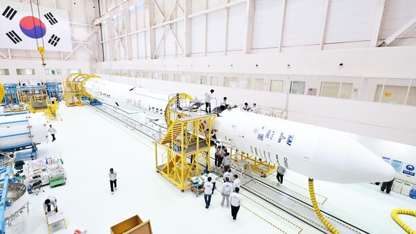  고흥 나로우주센터 조립동에서 지난 19일 연구진들이 누리호 4차 발사 총조립을 수행하고 있다.[사진=한국항공우주연구원]