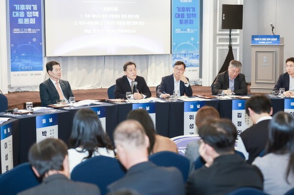 지난 24일 서울 켄싱턴호텔 여의도에서 열린 '국가-지방이 협력으로 실현하는 기후위기 대응 정책 토론회'에서 이재준 수원시장이 발언하고 있다. [사진=수원시] 