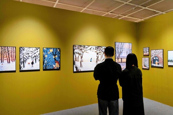 서울시 송파구 잠실동에 위치한 롯데백화점 잠실점 에비뉴엘 6층 아트홀에서 고객이  전시를 구경하고 있다. [사진=롯데백화점] 