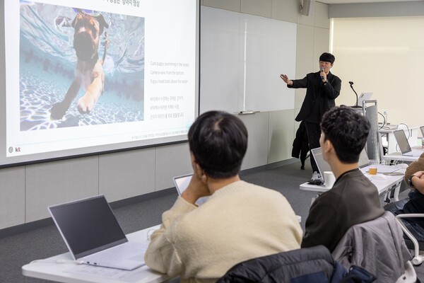 KT가 산업계의 AI 변화 속도에 맞춘 실효성 있는 교육을 원하는 다양한 수요에 맞춰 경기도 성남에 위치한 KT 판교 사옥에 AI 전문 교육 공간인 ‘AI Campus’를 개소하고 실무형 AI 기반 업무 전환(AX) 역량 교육을 진행했다고 밝혔다. 사진은 최근 진행한 AI 교육에 참가한 협력사 직원들의 학습 모습. [사진=KT] 