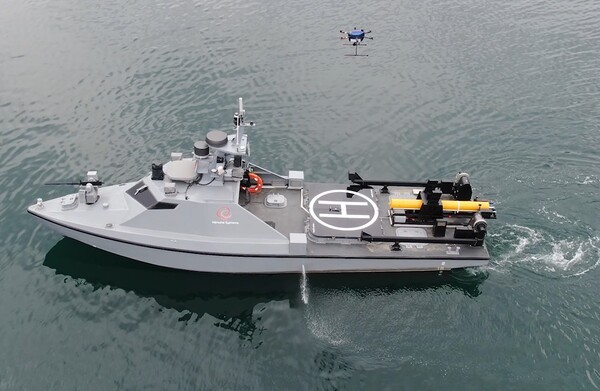 한화시스템의 무인수상정 해령(Sea GHOST)에서 감시드론이 출격하는 모습[사진=한화시스템]
