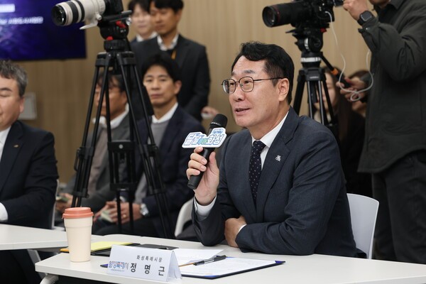 정명근 화성특례시장이 협약식에서 주요사안에 대한 발언을 하고 있다. [사진=화성시]