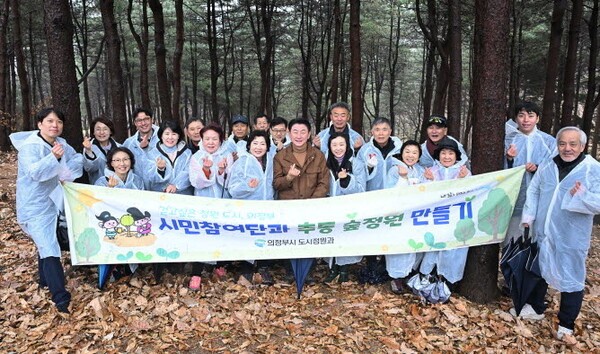 김동근 의정부시장이 25일 추동공원에서 추동 숲정원 시민참여단과 현장 점검을 한 뒤 함께 기념사진을 찍고 있다. [사진=의정부시]