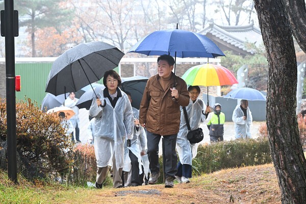 김동근 시장이 25일 추동공원에서 추동 숲정원 시민참여단과 현장 점검을 하고 있다. [사진=의정부시]