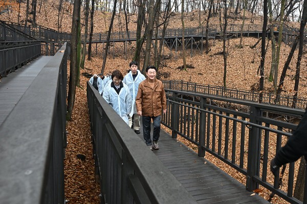 김동근 시장이 25일 추동공원에서 추동 숲정원 시민참여단과 현장 점검을 하고 있다. [사진=의정부시]