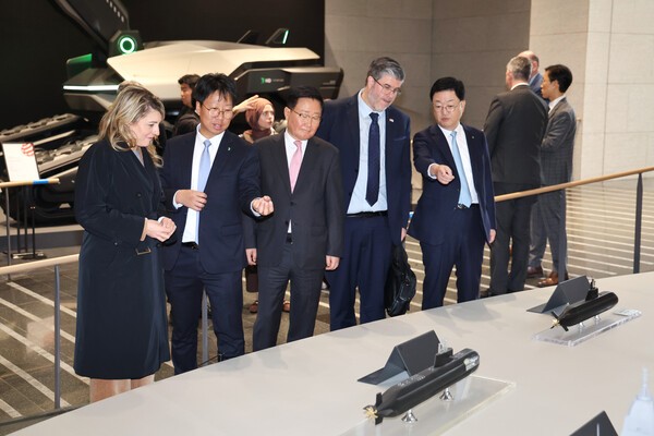25일(화), 멜라니 졸리(Melanie Joly) 캐나다 산업부 장관과 필립 라포튠(Philippe Lafortune) 주한 캐나다 대사 일행이 HD현대 조석 부회장, HD현대중공업 주원호 사장과 함께 HD현대 글로벌R&D센터에서 미래형 선박·잠수함·호위함[사진=HD현대]