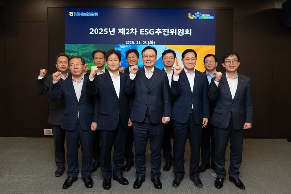 25일 서울 중구 본사에서 최동하 수석부행장(가운데) 등이 '2025년 제2차 ESG추진위원회'를 개최했다. [사진=NH농협은행]