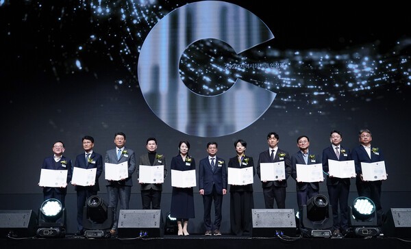 HS효성첨단소재가 7년 연속 '지역사회공헌 인정기업'으로 선정됐다. (최형식 HS효성 커뮤니케이션실 상무(오른쪽에서 세번째))[사진=HS효성첨단소재]