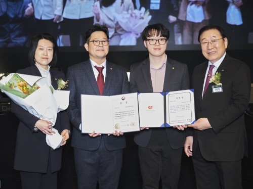 한화생명이 25일 보건복지부와 한국사회복지협의회가 공동 주관하는 '2025 지역사회공헌 인정제'에서 인정기관으로 선정되며 보건복지부 장관상과 특별상을 동시에 수상했다. [사진=한화생명 제공]