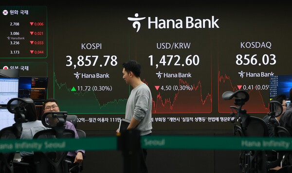 25일 서울 중구 하나은행 본점 딜링룸에서 딜러들이 업무를 보고 있다. [사진=연합]