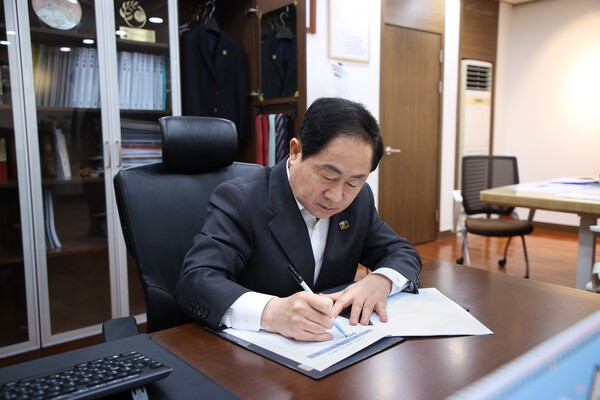 2025년 4월 7일 헌법재판소 심리 촉구 탄원서에 서명하는 주광덕 남양주시장. [사진=남양주시]