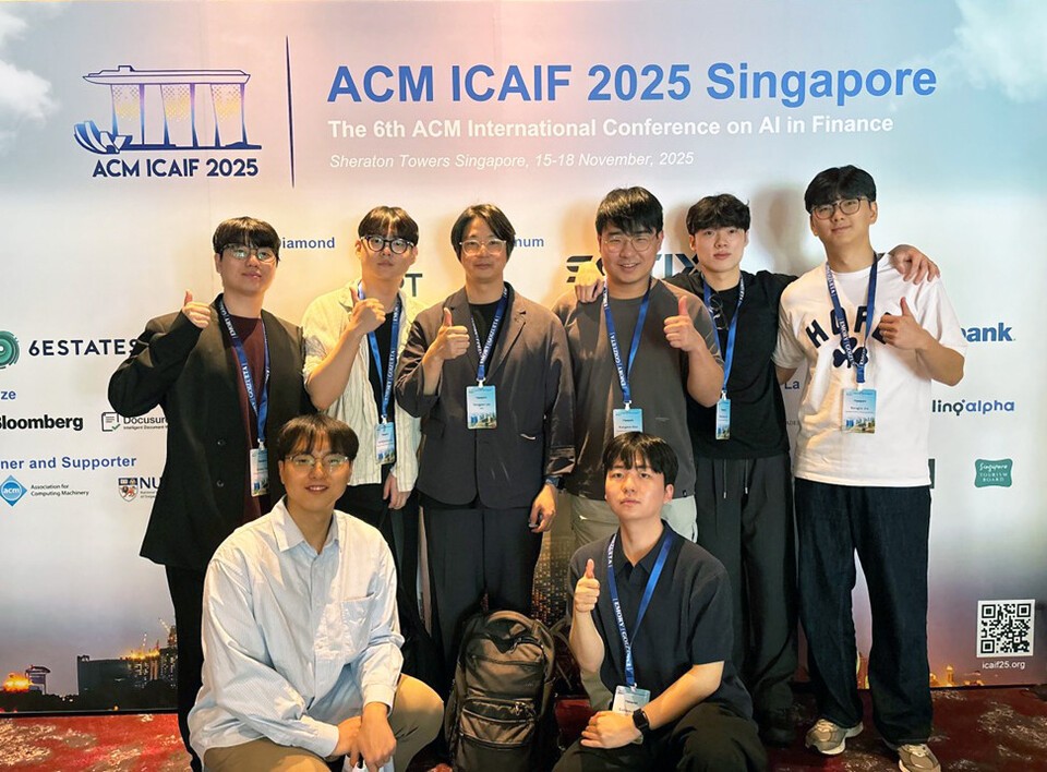 ‘ACM ICAIF 2025’ 학술대회에 참석한 이용재 교수(윗줄 왼쪽 세 번째) 연구팀이 현장에서 기념촬영을 하고 있다. (사진=UNIST)
