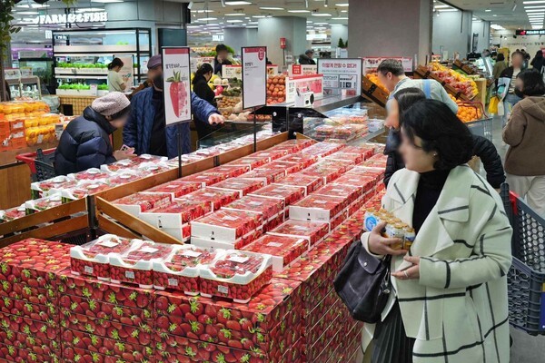 롯데마트 제타플렉스 잠실점 딸기 매대 전경. [사진=롯데마트]