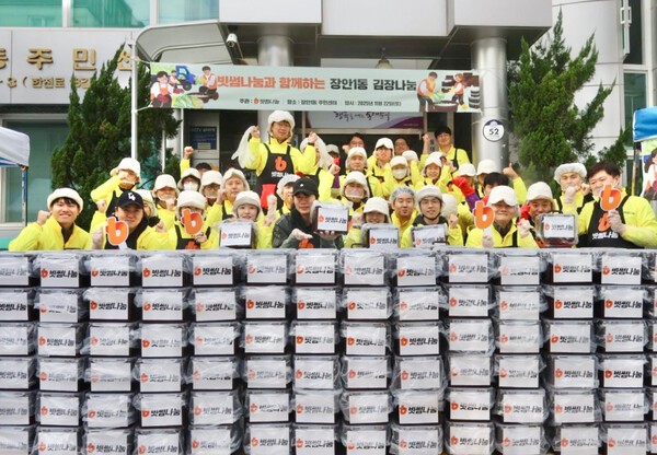 빗썸나눔은 지난 22일 서울 동대문구 장안1동 주민센터와 함께 겨울철 취약가구 지원을 위한 ‘김장나눔’ 행사를 열고, 직접 담근 김장김치 1500포기를 지역 내 도움이 필요한 500가구에 전달했다고 26일 밝혔다. [사진=빗썸]