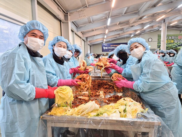 유진선 용인특례시의회 의장은 25일 남사농원에서 열린 '북한이탈주민과 함께하는 사랑의 김장나눔 행사'에 참석해 주민들과 함께 김장에 참여했다. [사진=용인특례시의회]