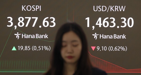 26일 오전 서울 중구 하나은행 본점 딜링룸 모습. [사진=연합뉴스]