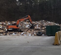 폐목재 등 대형폐기물 적재된 적환장. [사진=고양특례시]