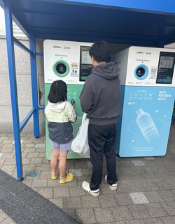 덕양구청에 설치된 '순환자원 회수로봇'. [사진=고양특례시]