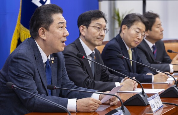 더불어민주당 김병기 원내대표가 25일 국회에서 열린 APEC 성과확산 및 한미관세협상 후속지원위원회 1차 회의에서 발언하고 있다. [사진=연합]