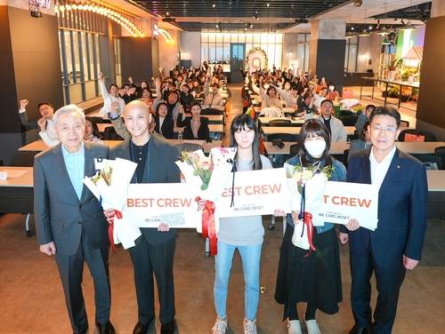 25일 서울 드림플러스 강남 이벤트홀에서 개최된 암 경험청년 돌봄 캠페인 행사에서 (오른쪽부터) 임석현 한화생명 기획실장, 암 경험청년 3명, 이민혁 대한암협회 회장이 기념촬영을 하고 있다.[사진=한화생명]