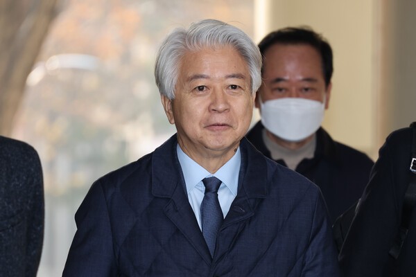 불법 정치자금 6000만원을 받은 혐의로 재판에 넘겨진 더불어민주당 노웅래 전 의원이 26일 서울중앙지법에서 열린 1심 선고에 출석하고 있다. [사진=연합]